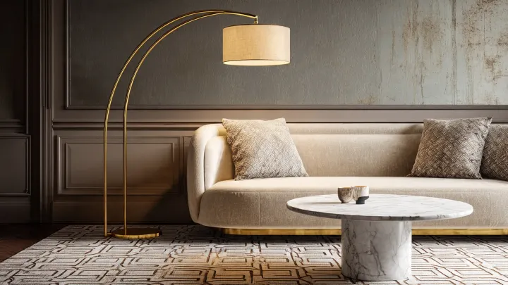 Dettaglio di lampada ad arco in ottone satinato sopra tavolino rotondo in marmo bianco, con boiserie a parete e tappeto geometrico sullo sfondo