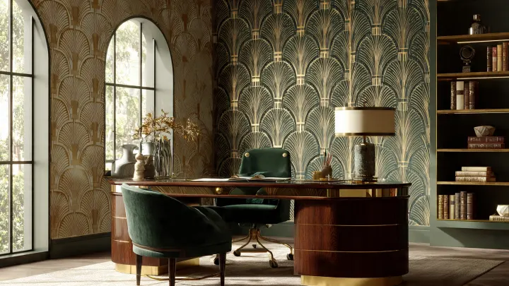 Studio Neo Deco con scrivania curva in noce e ottone, poltrona girevole in velluto verde bosco, lampada da tavolo in marmo e ottone, carta da parati geometrica oro e crema, libreria in ottone e finestra ad arco