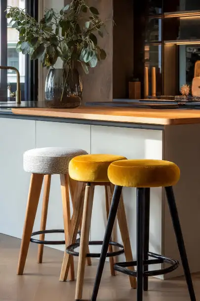 Tre sgabelli vintage bassi senza schienale in velluto senape e tessuto grigio con gambe in legno e metallo nero per isola cucina moderna