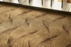Dettaglio di moquette beige con motivo ondulato, ideale per ambienti moderni e confortevoli.