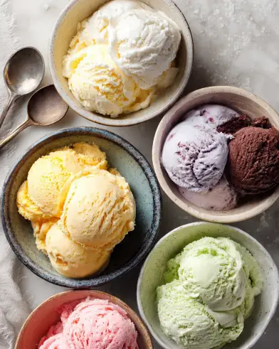 Coppette artigianali con diversi gusti di gelato fatto in casa: vaniglia, mango, mirtillo, cioccolato, pistacchio e fragola