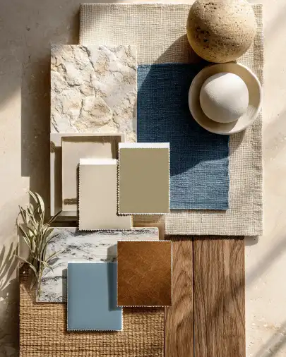 Moodboard colori e materiali per casa al mare Moodboard con campioni di marmo, tessuti, legno e ceramiche nei toni blu, beige, verde salvia e terracotta per l'arredamento di una casa al mare
