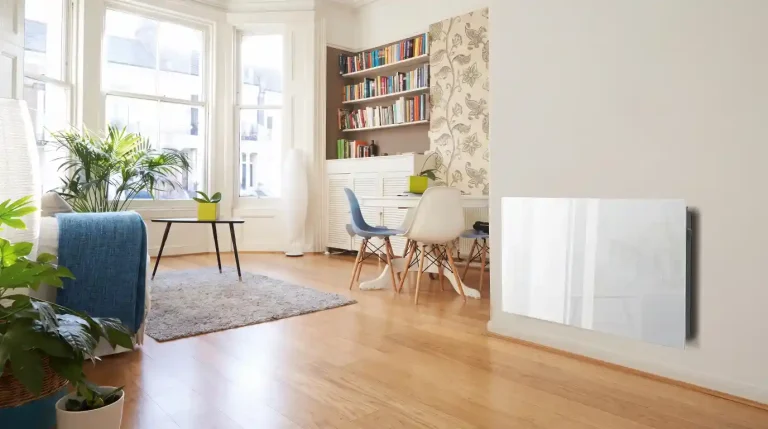 Radiatore elettrico Wi‑Fi montato a parete in soggiorno moderno con ampia finestra, divano blu e piante.