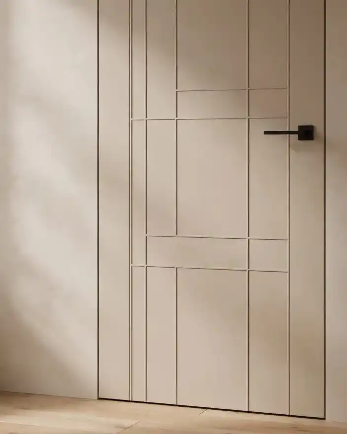 Porta interna moderna con pannellatura geometrica Porta interna beige con pannellatura geometrica moderna e maniglia nera minimal.