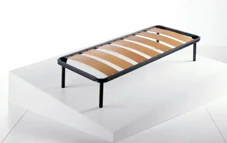 Rete Varsavia singolo a fascia larga Mondo Convenienza, struttura in metallo e doghe in legno.