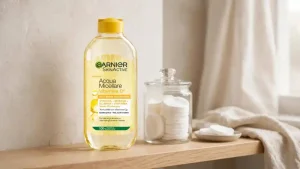 Bagno minimalista con acqua micellare e dischetti lavabili sostenibili