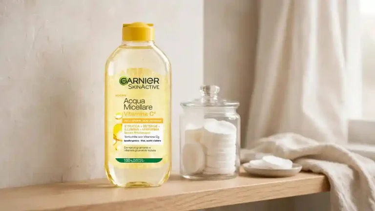 Bagno minimalista con acqua micellare e dischetti lavabili sostenibili