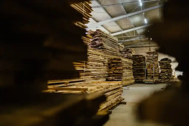 Pile di tavolame di legno di rovere all'ingrosso stoccato in magazzino per fornitura industriale