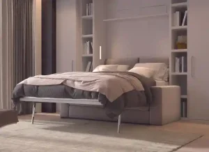 Letto a scomparsa matrimoniale con divano integrato e libreria a muro in tonalità tortora