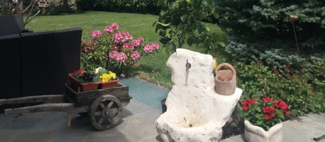 Fontana di pietra in giardino