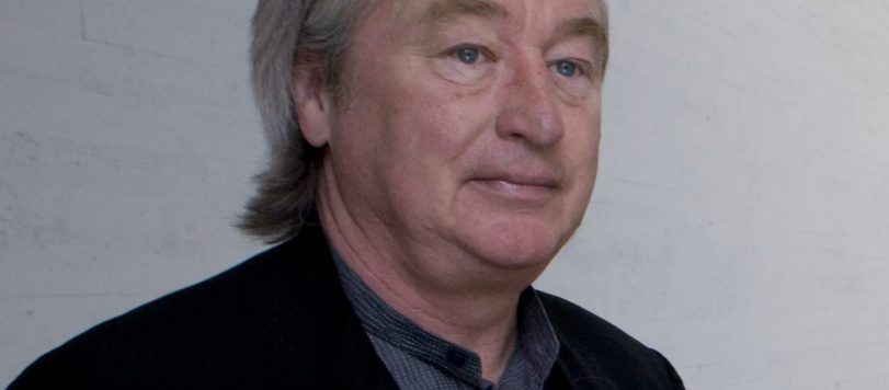 Architect Steven Holl on the second-floor balcony in 2008. Holl once described Kiasma: "The walls meet the ceiling and the floor in a very simple way to allow the art work to be positioned on the wall whatever manner, to allow its presence to be the most important feature and not the architecture."

Arkkitehti Steven Holl Kiasman 2. kerroksen parvella vuonna 2008. Holl on sanonut Kiasmasta: "Seinät kohtaavat katon ja lattian yksinkertaisella tavalla, jotta taiteelle jäisi mahdollisuus tulla esitellyksi miten tahansa. Pääasia on taide, ei arkkitehtuuri."

Finnish National Gallery / Pirje Mykkänen