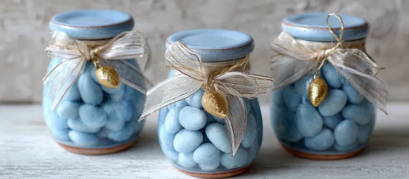 Bomboniere celeste fai da te economiche con vasetti terracotta azzurri e confetti per matrimonio 2026