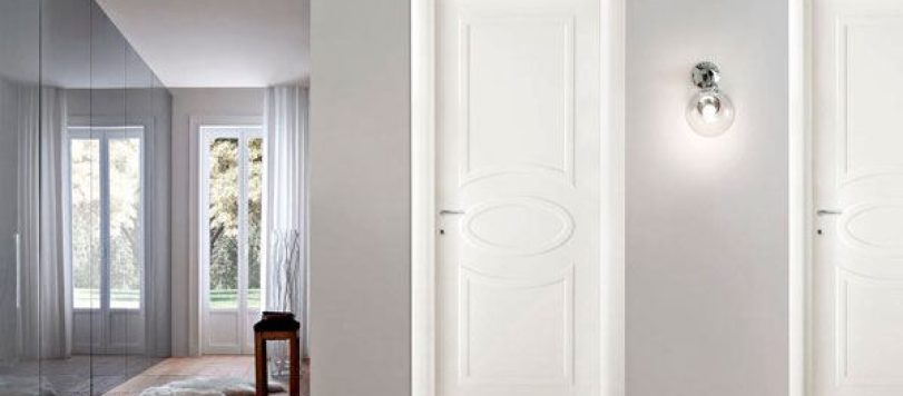 porta bianca e parquet