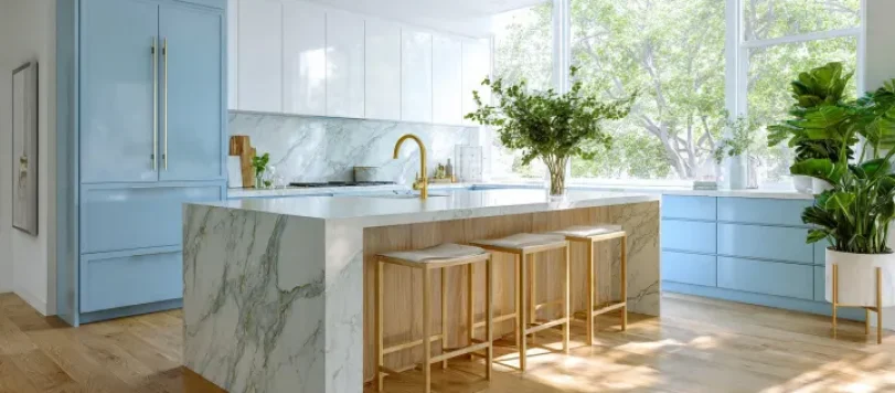 Cucina moderna celeste e bianca con isola in marmo waterfall, basi azzurro cielo, pensili bianchi lucidi e sgabelli dorati