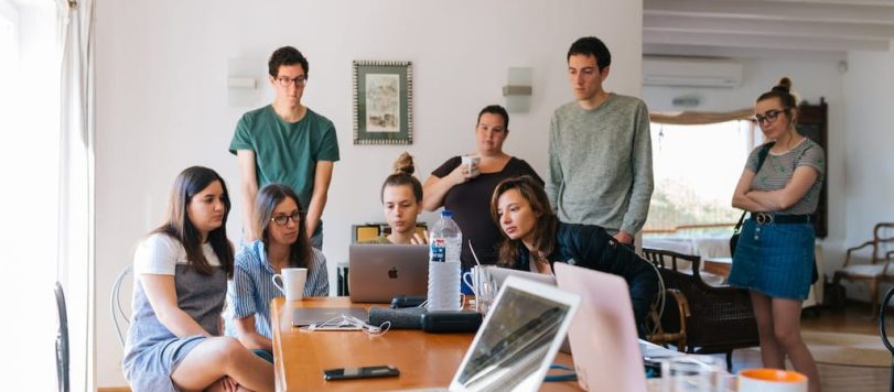 foto ragazzi computer design e arredamento