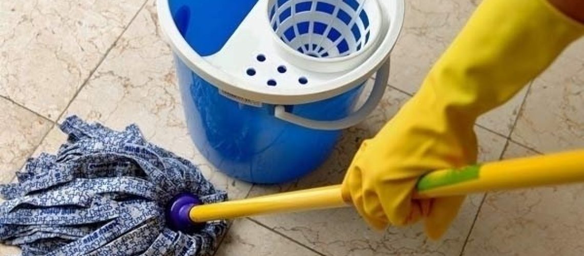 secchio con mocio per la pulizia del pavimento