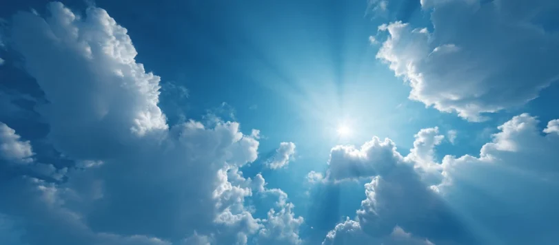 Illustrazione scientifica fotorealistica di cielo blu brillante con raggi solari che entrano nell'atmosfera terrestre, effetto scattering Rayleigh, nuvole bianche morbide, gradiente blu profondo, vista dal basso verso l'alto